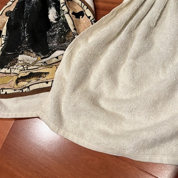 2 Brand New Kitchen Hand Towels with Tie - Bear/Cabin - Picture 3 of 7